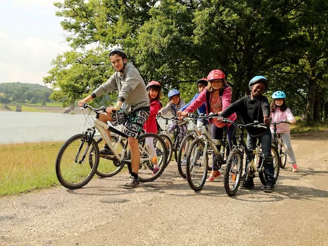 Groupe d'enfants en balade à vélo