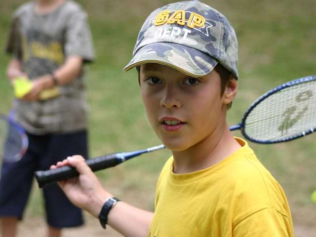 Portrait d'un enfant jouant au tennis