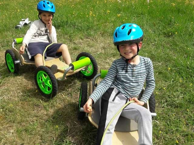 Enfants pratiquant la luge à roulettes