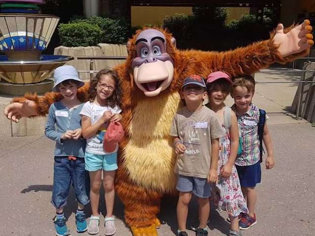 Enfants à Disneyland en colonie de vacances