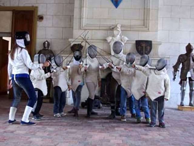 Groupe d'enfants apprenant l'escrime en colo