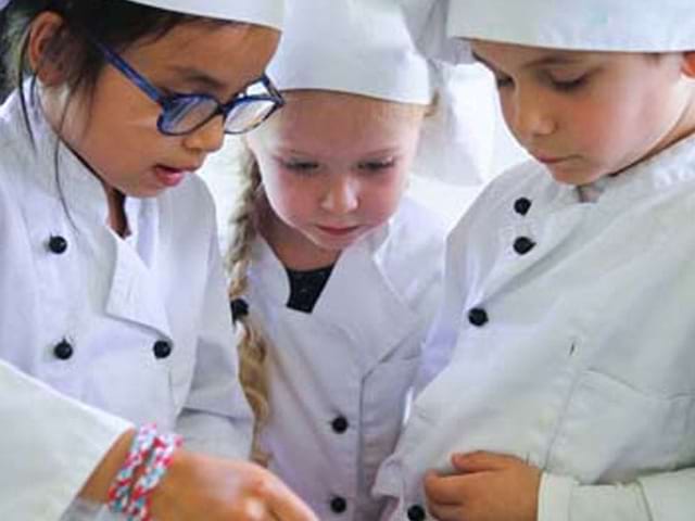 Enfants en atelier de cuisine en colonie de vacances