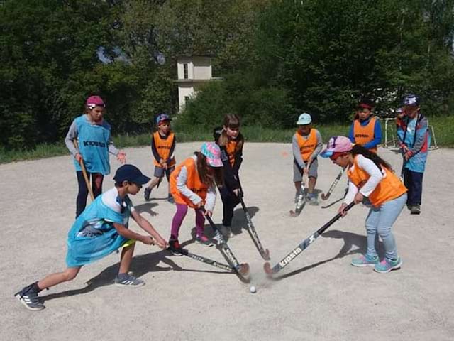 Groupe d'enfants pratiquant le hockey sur gazon