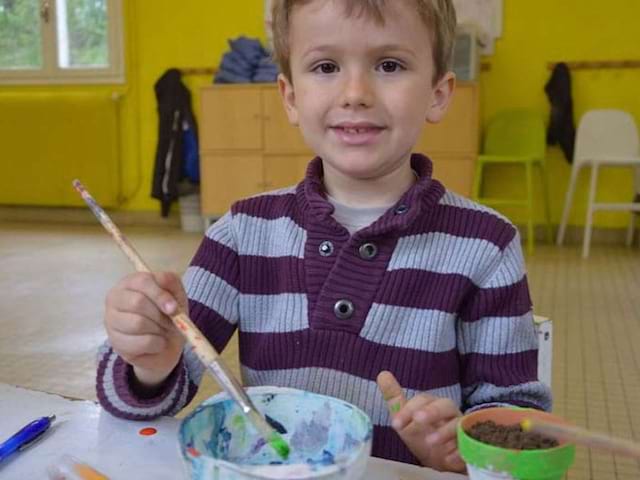 Enfant faisant de la peinture en colonie de vacances