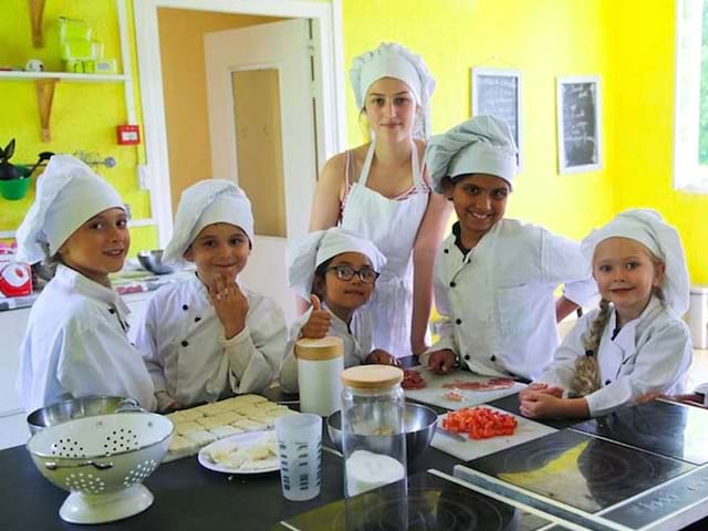 Enfants faisant de la cuisine en colo