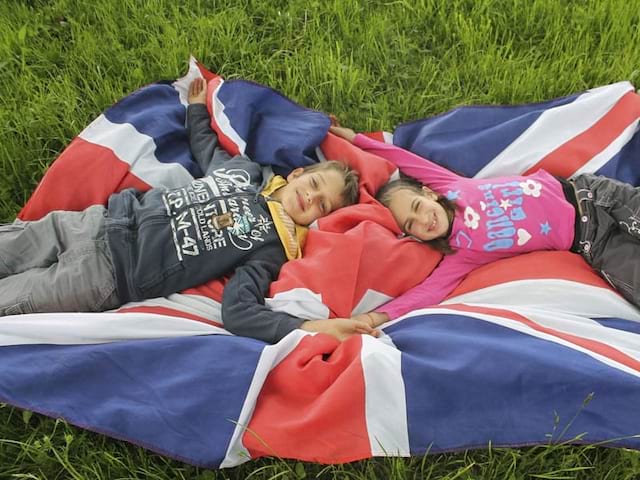 Enfants et le drapeaux de l'angleterre en colonie de vacances multi activités au chateau de st fargeau cet automne