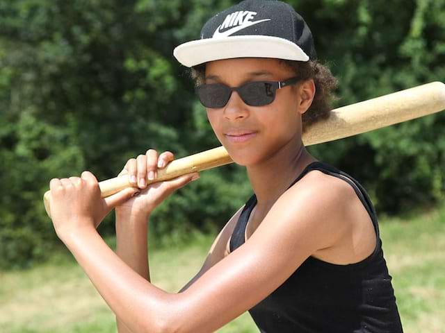 Adolescente pratiquant le baseball