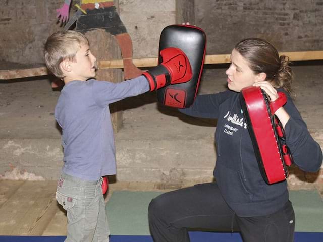 Enfants apprenant à faire de la boxe en colonie de vacances