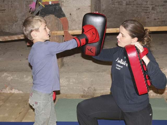 Enfants apprenant à faire de la boxe en colonie de vacances