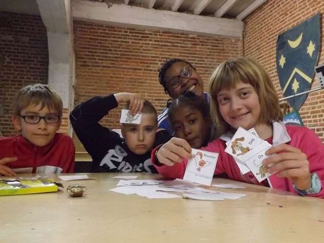 Enfants jouant aux feux de société en colonie de vacances