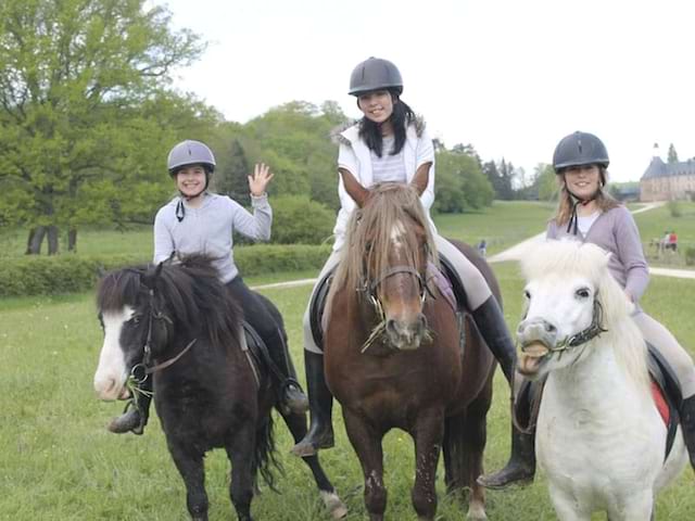 Enfants à cheval en colonie de vacances pour apprendre l'anglais