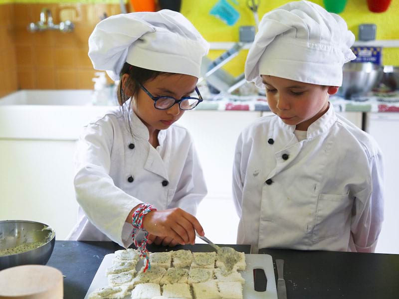 Enfants qui font la cuisine en colonie de vacances