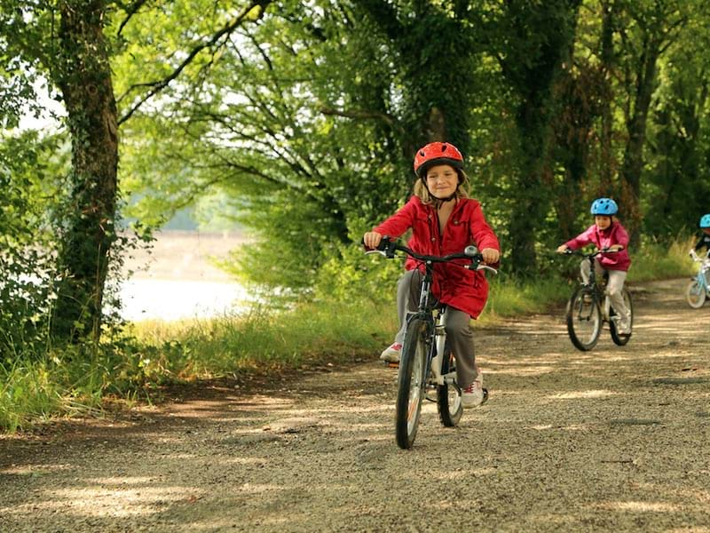 Enfants en balade à vélo en colo