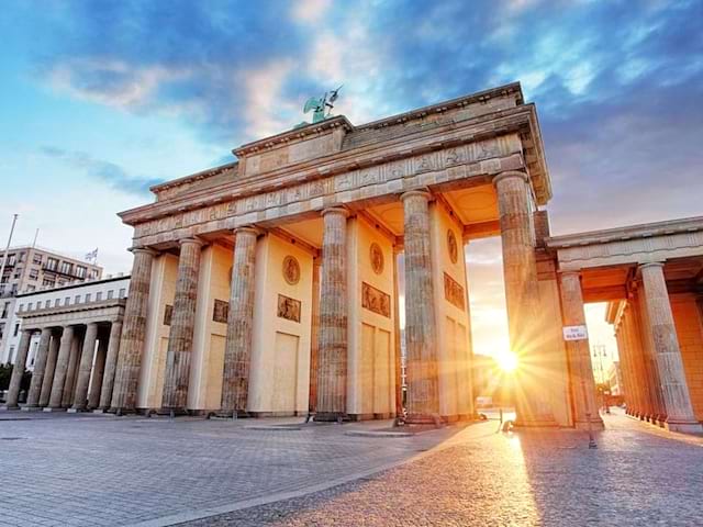 Porte de Brandebourg à Berlin vue en colonie de vacances cet automne