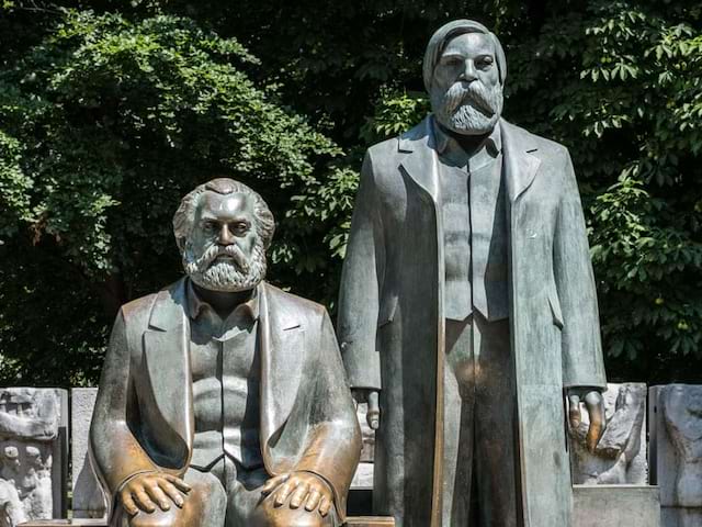 Statue de Karl Marx et de Friedrich Engels datant de 1848, que les ados ont observé ce printemps