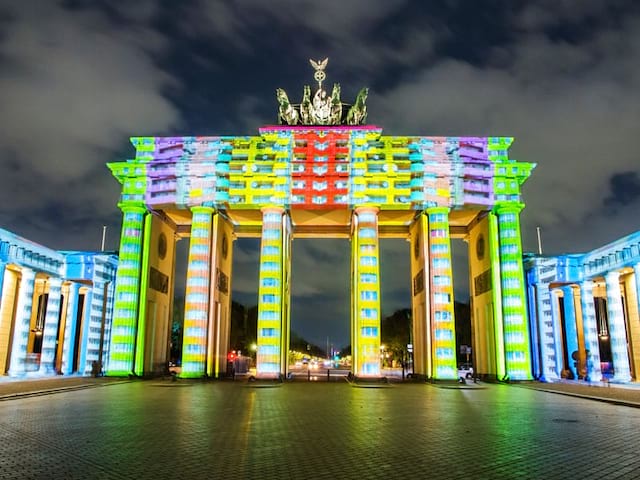 Porte de Brandebourg avec des projections de lumière que les jeunes ont pu voir en colo de vacances en Allemagne