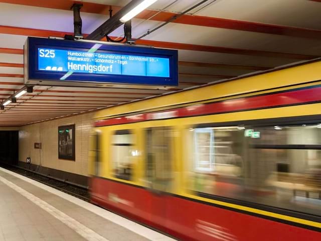 Vue sur le métro de Berlin que les jeunes ont emprunté en colo de vacances pour se déplacer