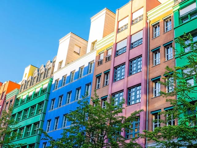 Façades d'immeubles colorées à Berlin, observées en colo de vacances