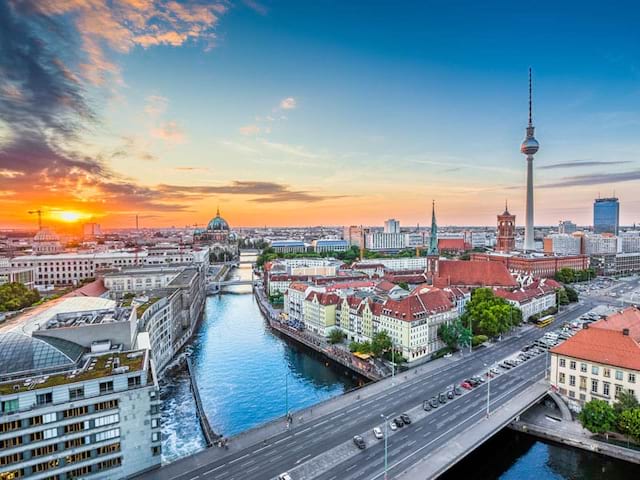 Vue panoramique de Berlin avec le Fernsehturm de Berlin (tour de la télévision), observé en colo de vacances en Allemagne