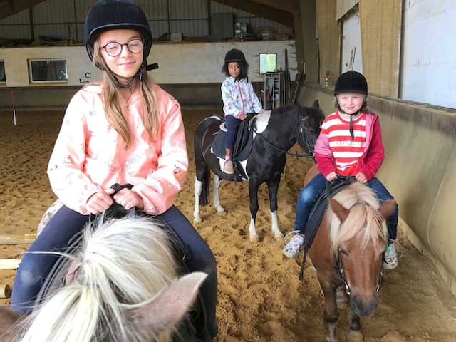 Enfants faisant de l'équitation en colo cet automne