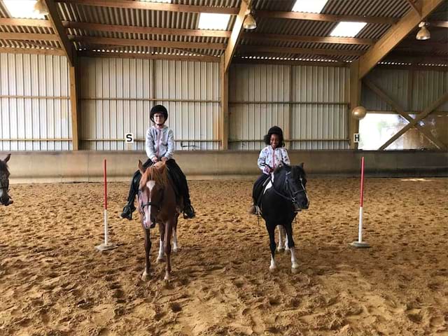 deux jeunes filles faisant de l'équitation en colo cet automne