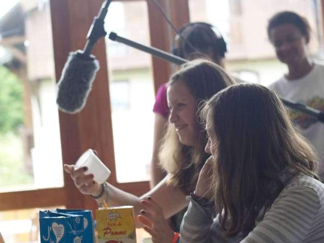 portrait de deux jeunes filles à côté d'une perche de prise de son en colonie de vacances cet automne