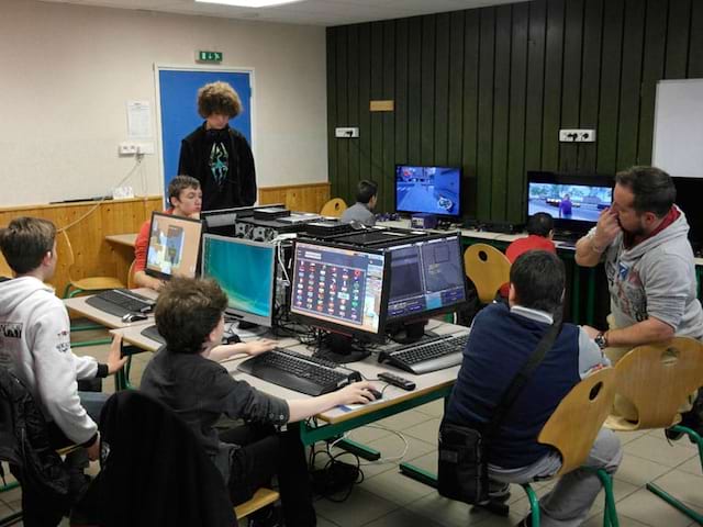 salle de jeux vidéos en colonie de vacances pour enfants et adolescents