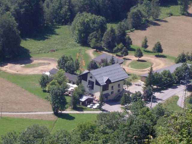 vue du ciel sur le centre de colonie de vacances à la montagne Djuringa juniors 