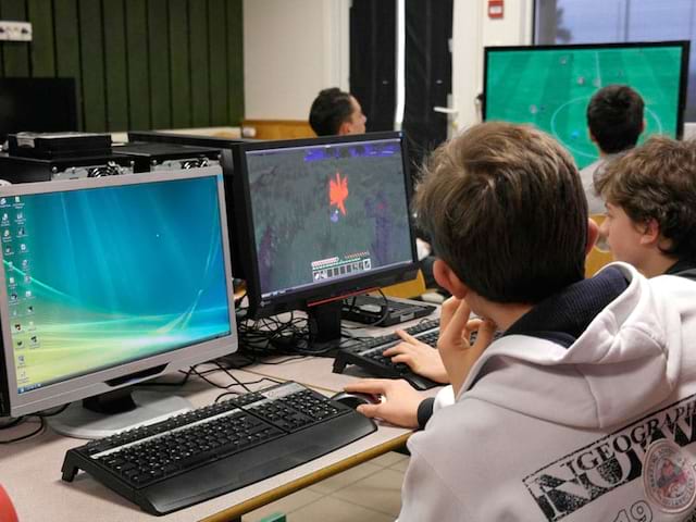 enfants dans une salle informatique de la colonie de vacances de jeux vidéos de cet automne