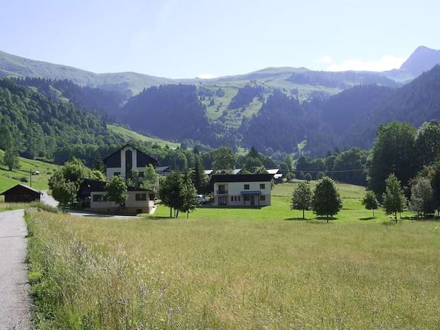 vue sur le paysage du centre de colonie de vacances à la montagne cet automne