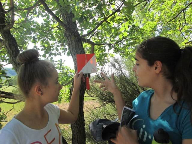 jeunes filles faisant une course d'orientation à la montagne