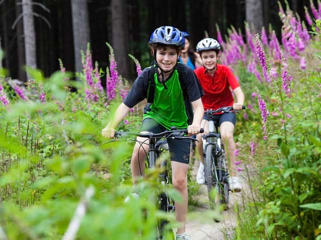 Enfants faisant du vélo à la campagne cet automne en colonie de vacances