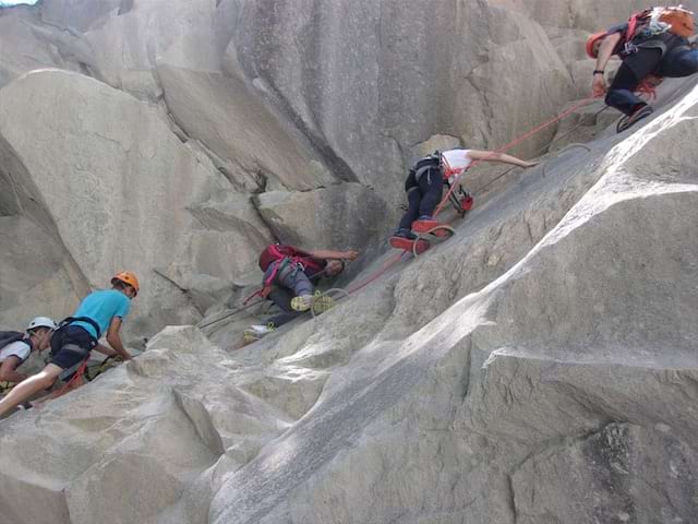 groupe de préadolescents découvrant la via ferrata en colonie de vacances à la montagne