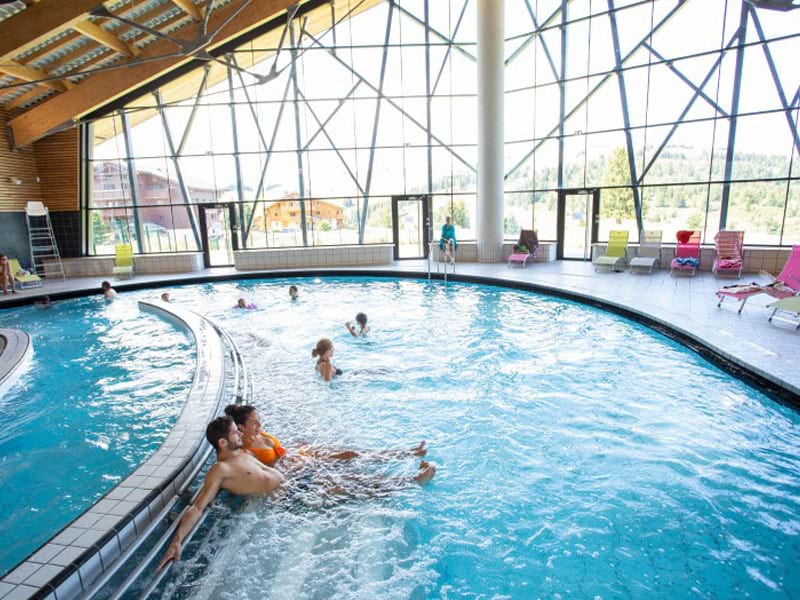 adolescents dans un parc aquatique en colonie de vacances à la montagne