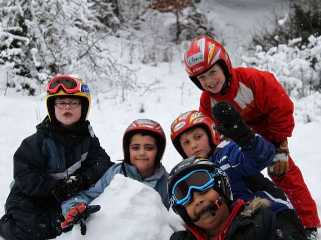 groupe d'enfants en colonie de vacances à la neige