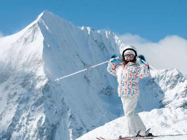 Fillette sur les pistes de ski en colonie de vacances à la montang