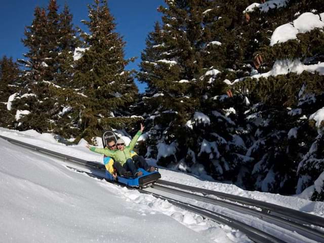 ado faisant de la luge en colonie de vacances ski