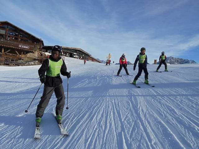 adolescents faisant du ski en colonie de vacances ski