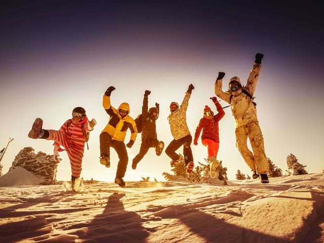 groupe d'enfants et ados heureux en colonie de vacances au ski