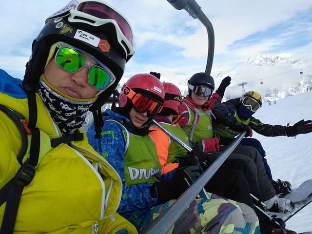 selfie d'adolescents sur un télésiège en colonie de vacances au ski 