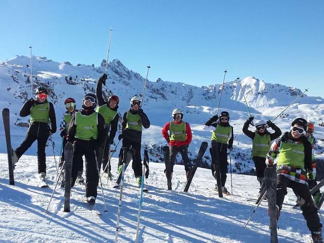 groupe d'adolescents en colonie de vacances ski à Noël 