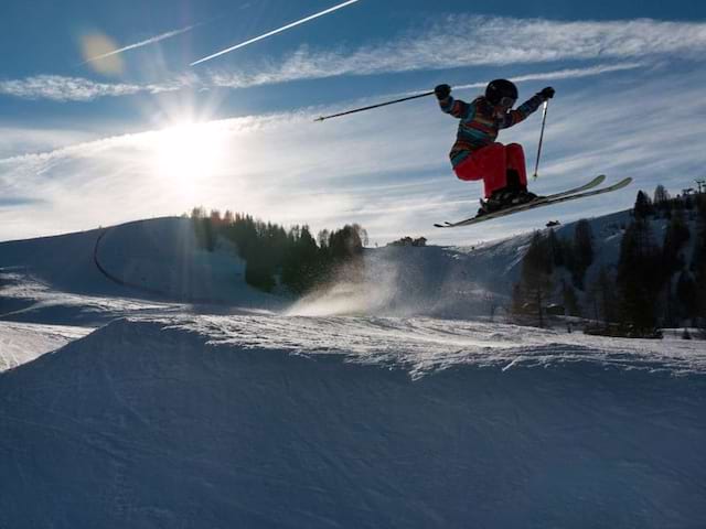 ado faisant du saut à ski en colonie de vacances à la montang