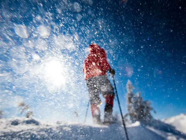 ado faisant des dérapages dans la neige en colonie de vacances ski