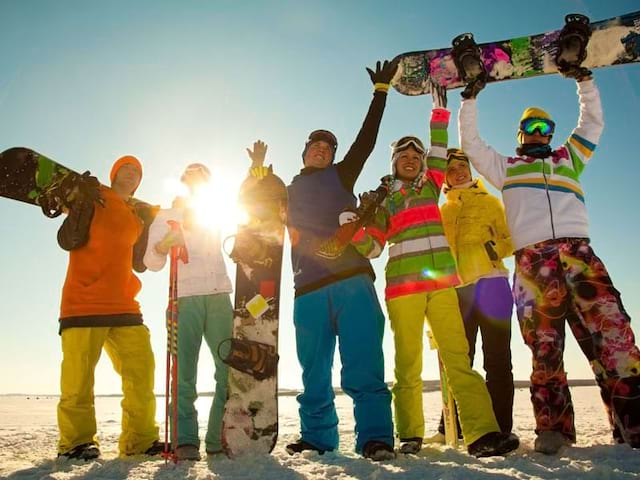 groupe d'ados en colonie de vacances snowboard