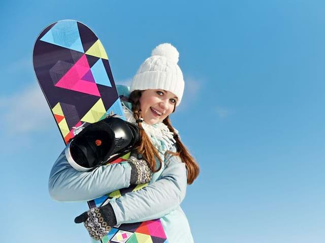 adolescente avec sa planche de snowboard en colonie de vacances