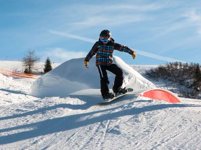 ado qui s'entraine au snowboard en colonie de vacances 