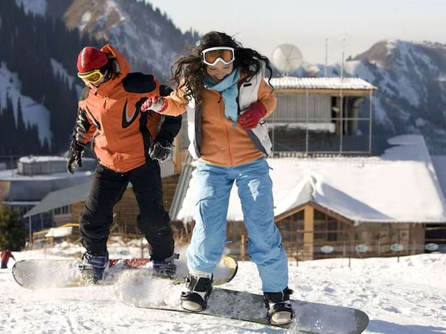 deux ados faisant du snowboard en colonie de vacances 