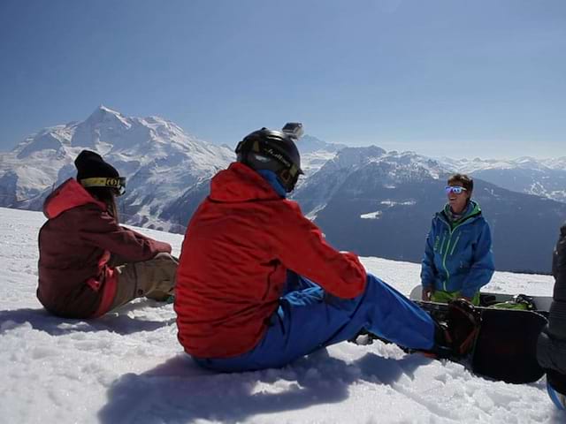 ados sur les pistes avec leur planche de snowboard en colo