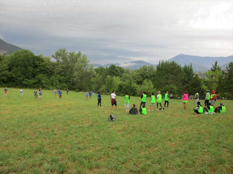 Enfants jouant aux sports collectifs en colonie de vacances