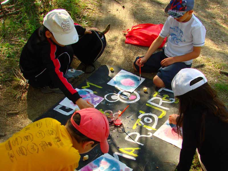 Enfants pratiquant les activités manuelles 